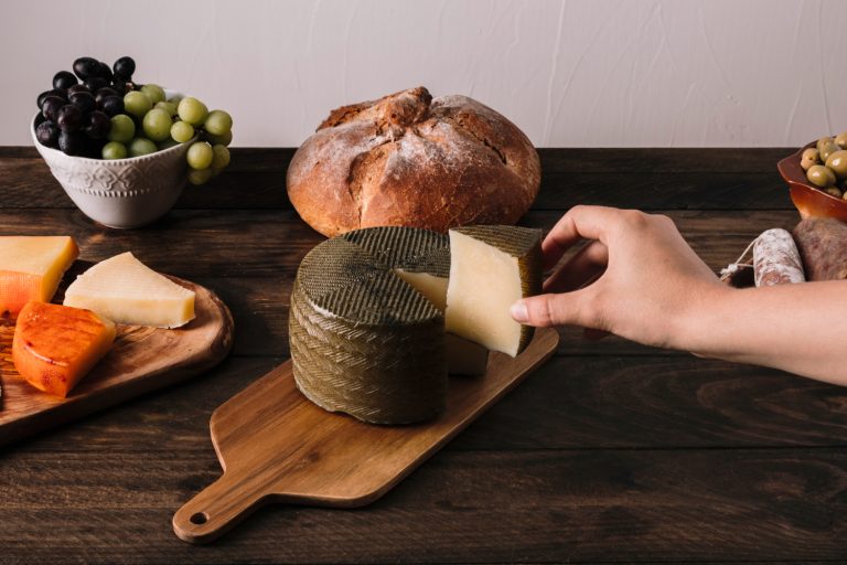 Cómo reconocer un queso manchego artesano de calidad: claves que todo consumidor debería conocer